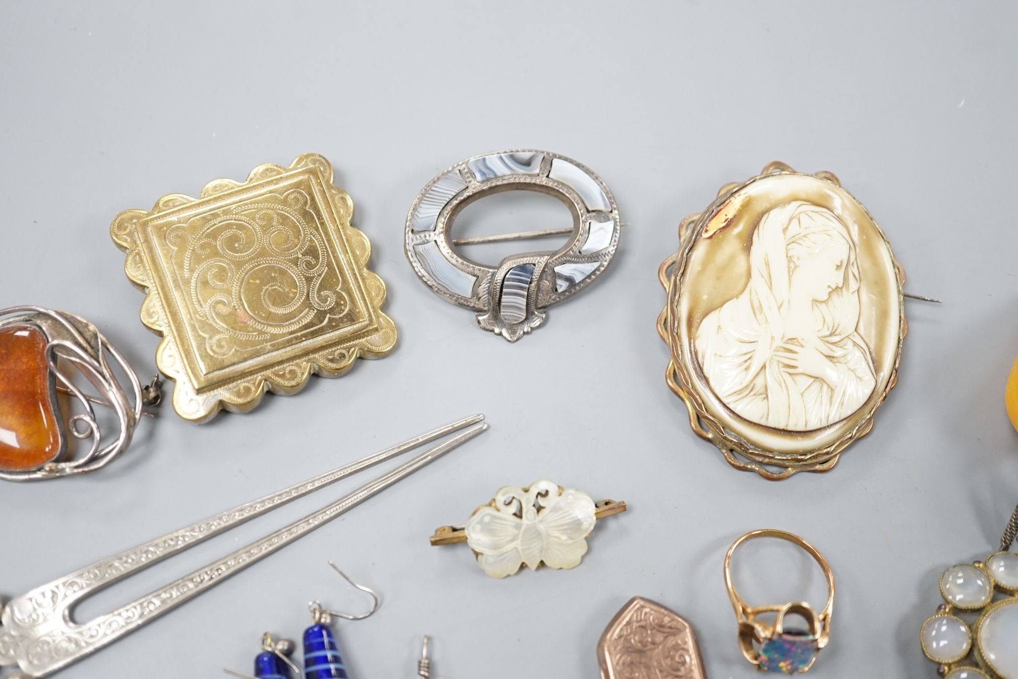 Assorted mainly Victorian and later jewellery, including mourning brooches with plaited hair, Scottish hardstone brooch, amber set jewellery, etc.